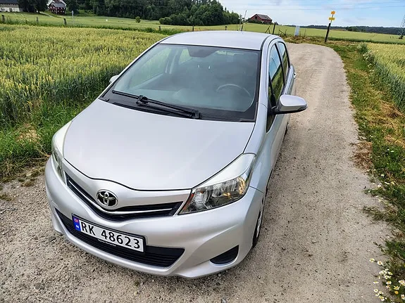 Toyota Yaris 2012 photo 2