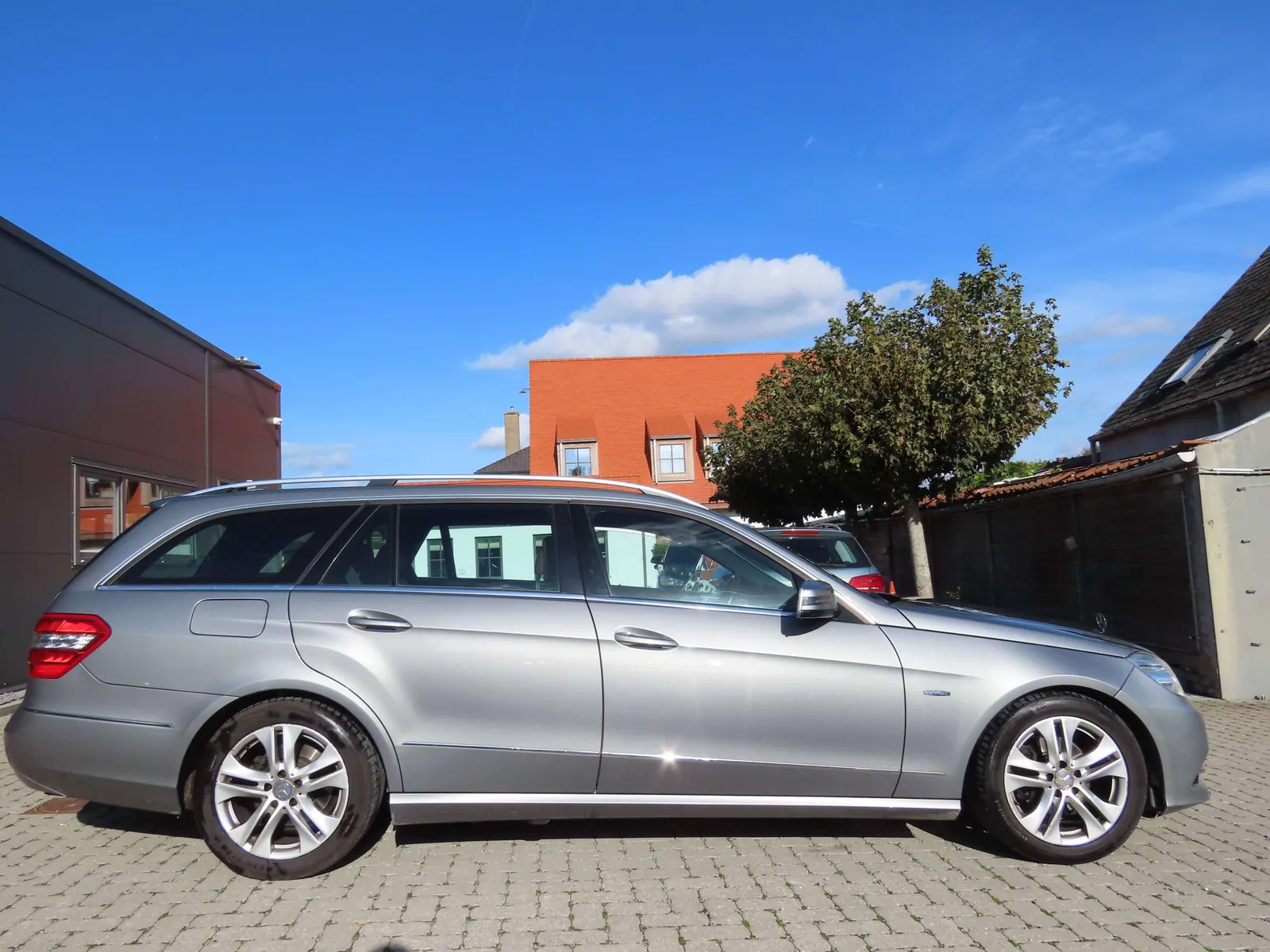 Mercedes-Benz E-Class 2011 photo 2