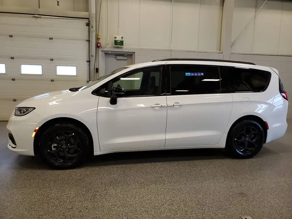 Chrysler Pacifica 2025 photo 2