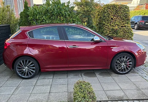 Alfa Romeo Giulietta 2010 photo 2