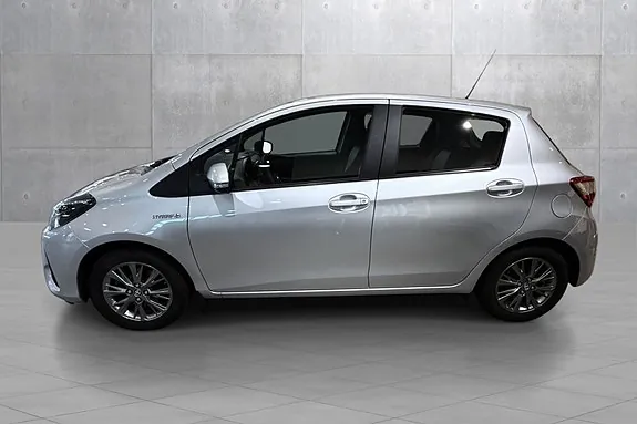 Toyota Yaris 2017 photo 2