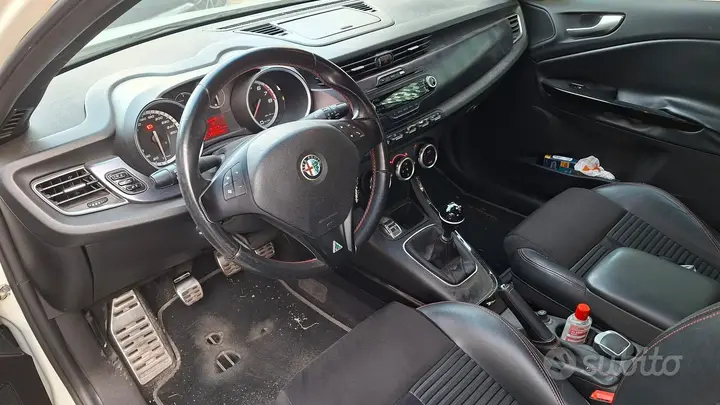Alfa Romeo Giulietta 2011 photo 2