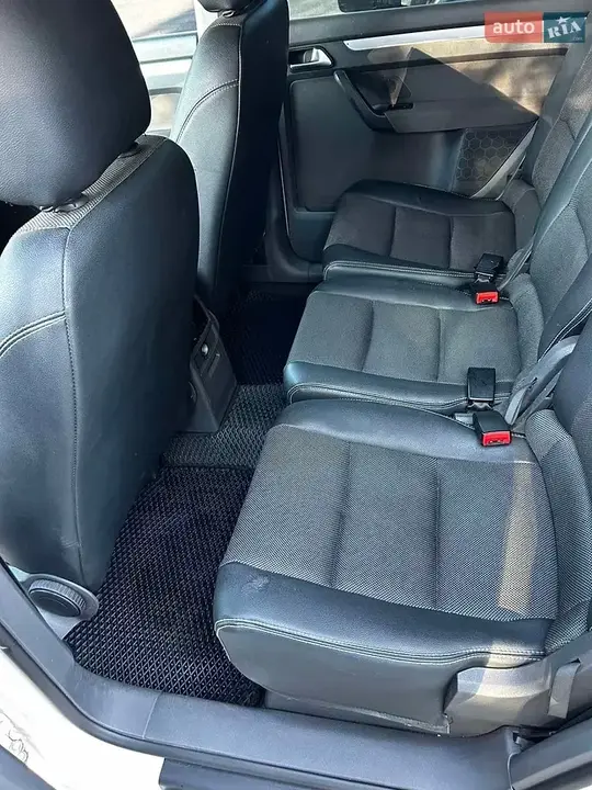 Volkswagen Touran 2011 photo 5