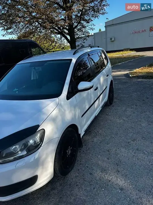 Volkswagen Touran 2011 photo 2