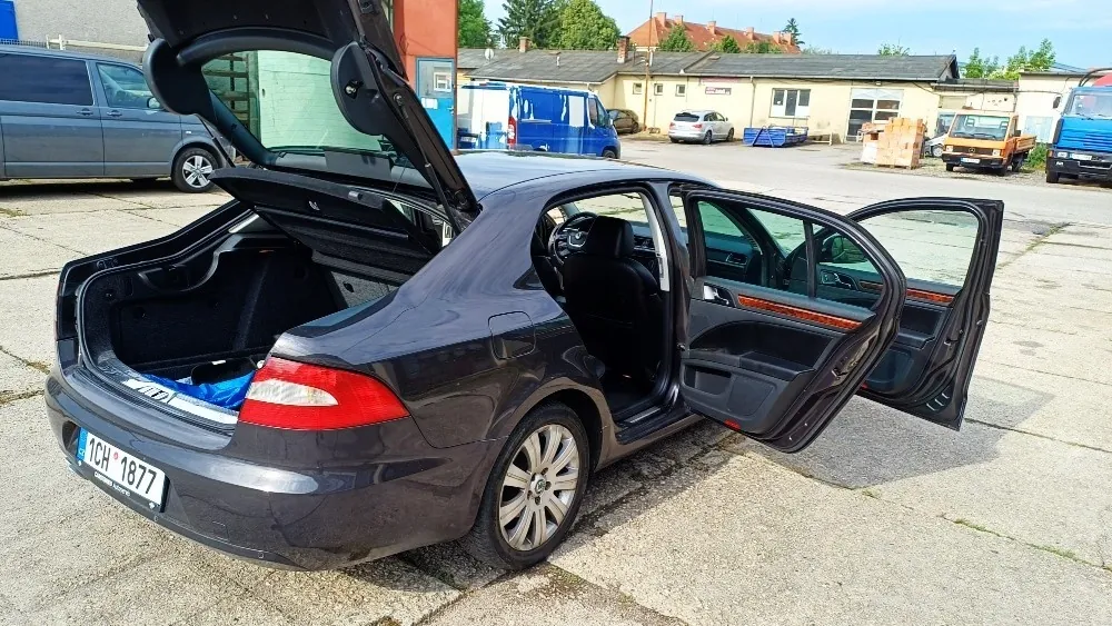 Skoda Superb 2009 photo 2