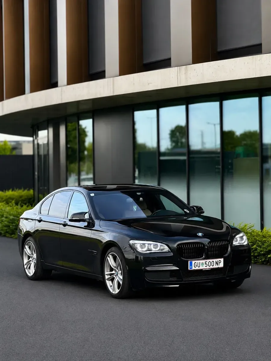 BMW 7 Series 2012 photo 2