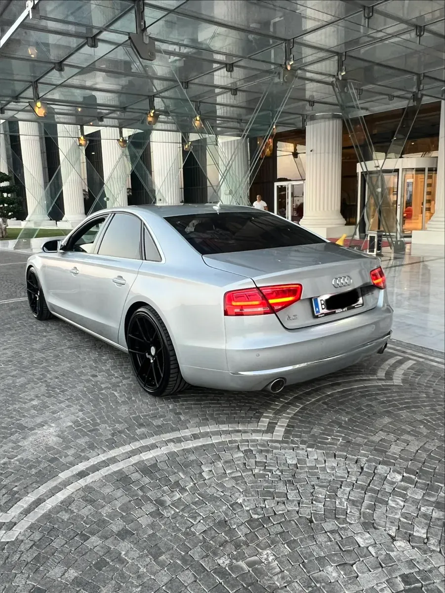 Audi A8 2011 photo 2