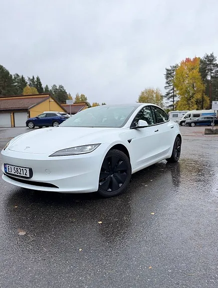 Tesla Model 3 2024 photo 2