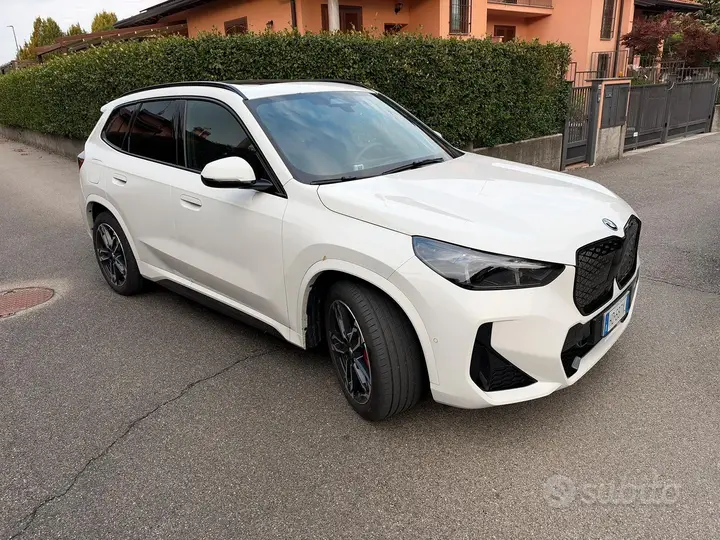 BMW Ix1 2026 photo 2