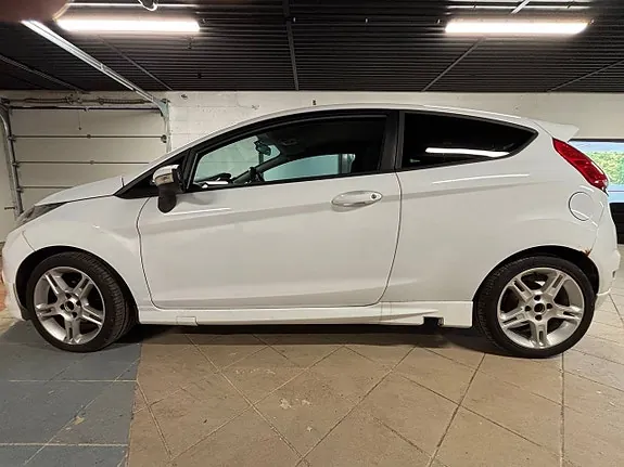 Ford Fiesta 2011 photo 2