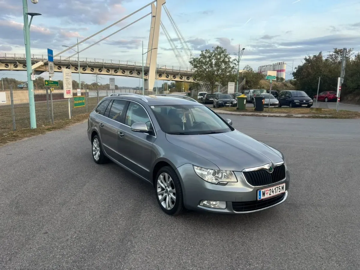 Skoda Superb 2012 photo 3
