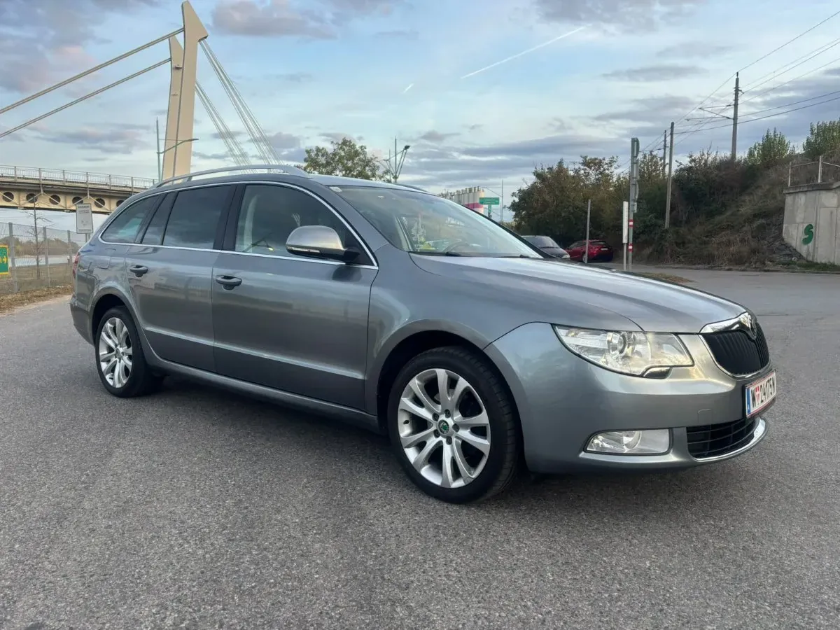 Skoda Superb 2012 photo 2