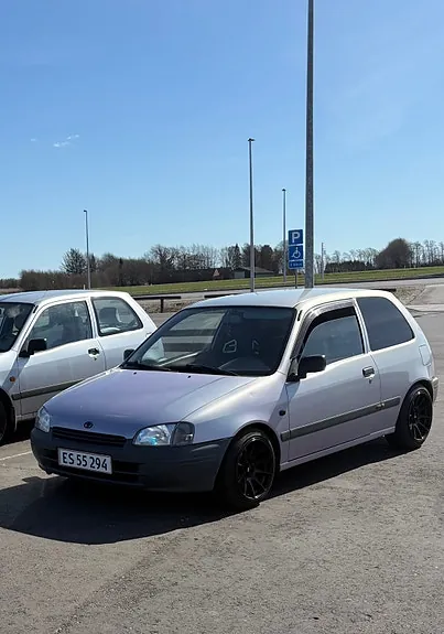 Toyota Starlet 1998 photo 2