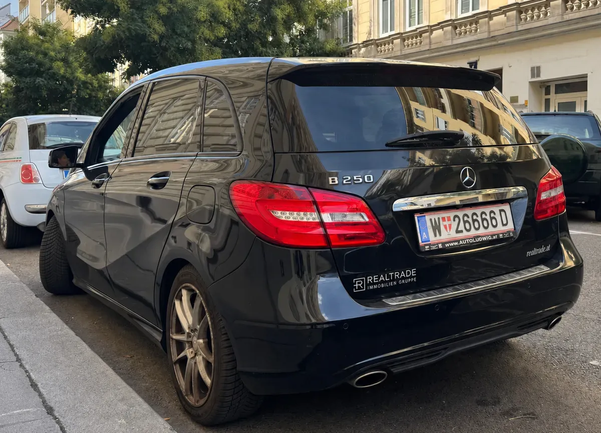 Mercedes-Benz B-Class 2013 photo 2