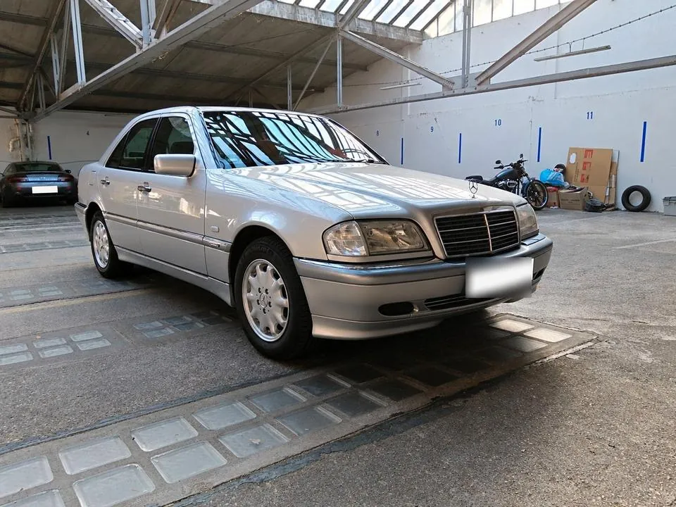 Mercedes-Benz C180