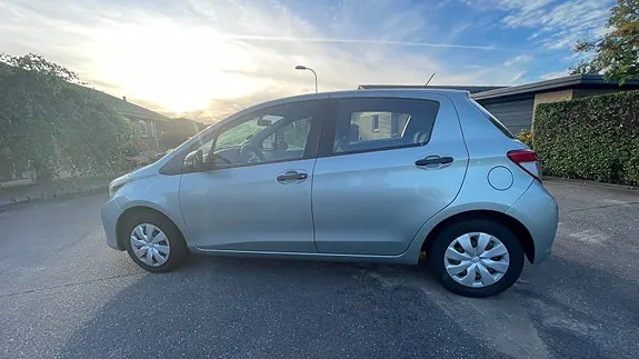 Toyota Yaris 2012 photo 4