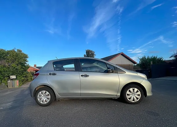 Toyota Yaris 2012 photo 2