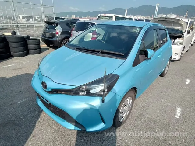 Toyota Vitz F 2015 photo 2