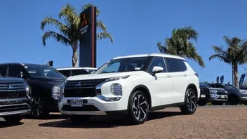 Mitsubishi Outlander 2024 photo 2
