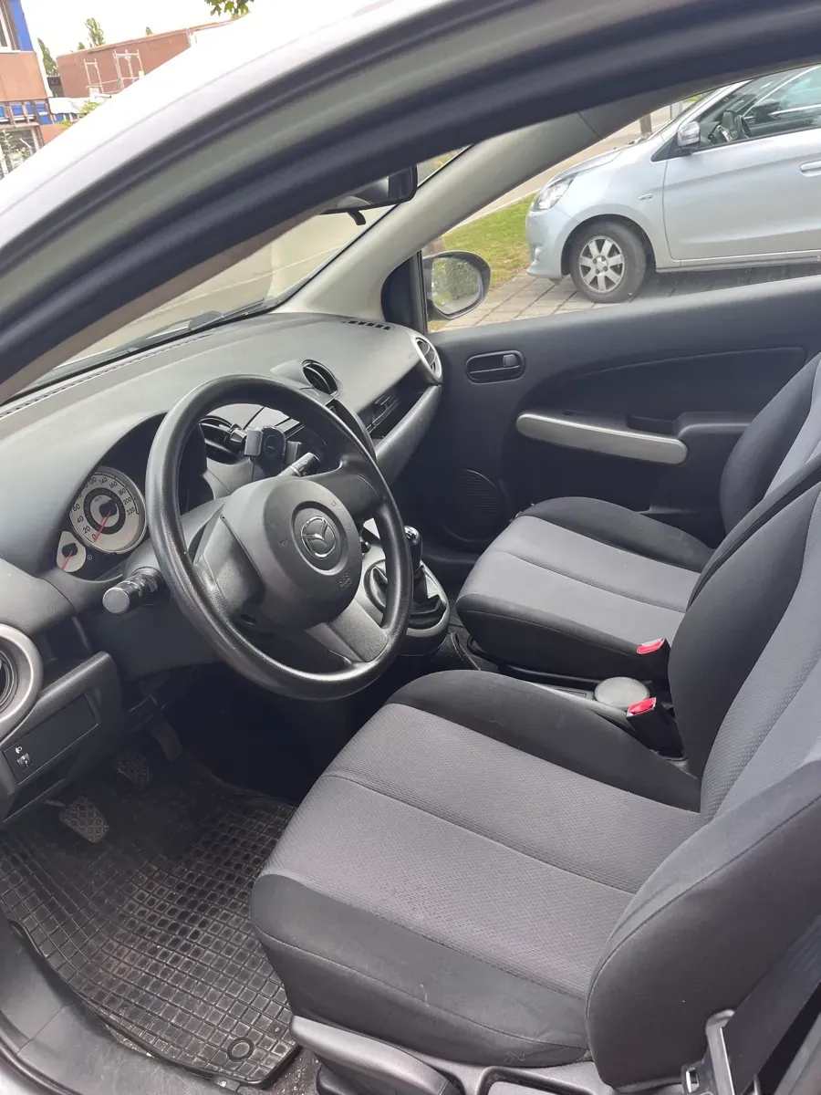 Mazda Mazda2 2009 photo 3