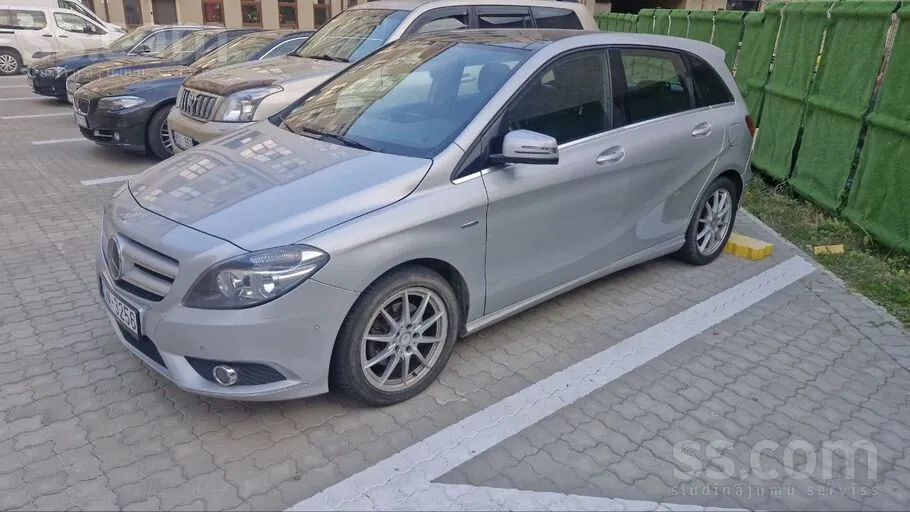 Mercedes-Benz B180 2011 photo 2