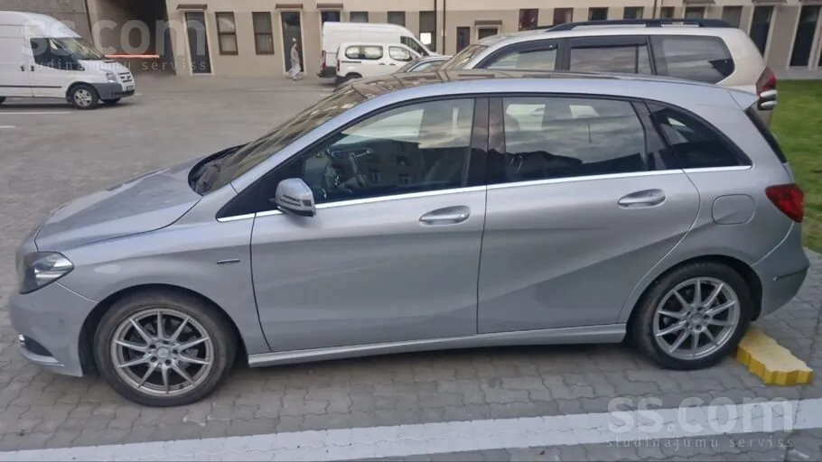 Mercedes-Benz B180 2011 photo 4