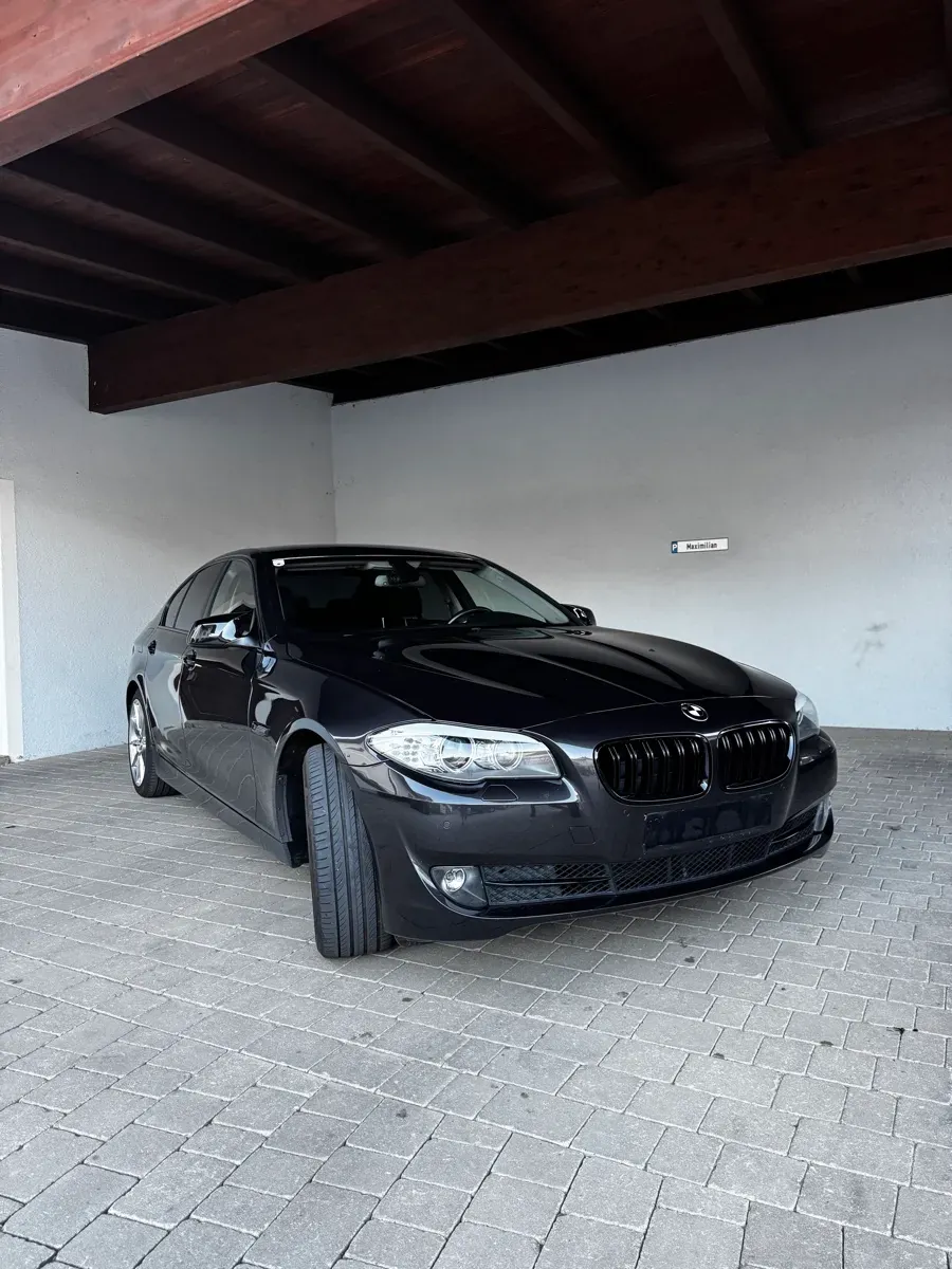 BMW 5 Series 2011 photo 2