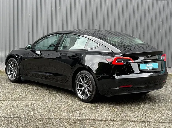 Tesla Model 3 2023 photo 2