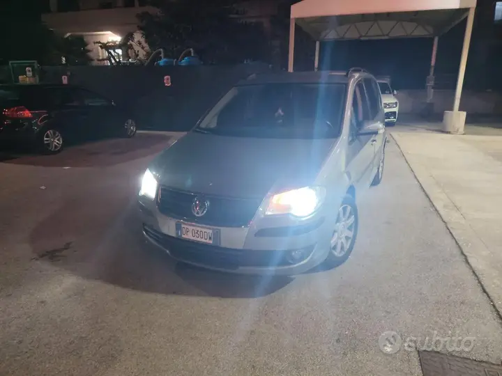 Volkswagen Touran 2009 photo 4