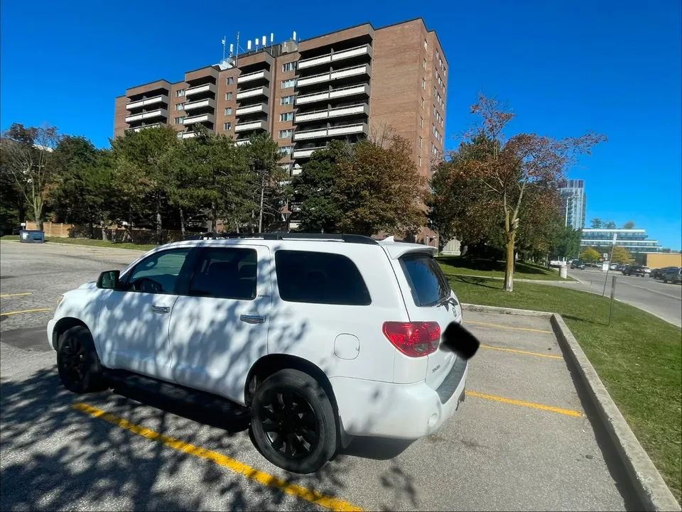 Toyota Sequoia 2012 photo 2
