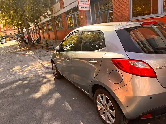 Mazda 2 2011 photo 2