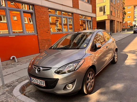 Mazda 2 2011 photo 3