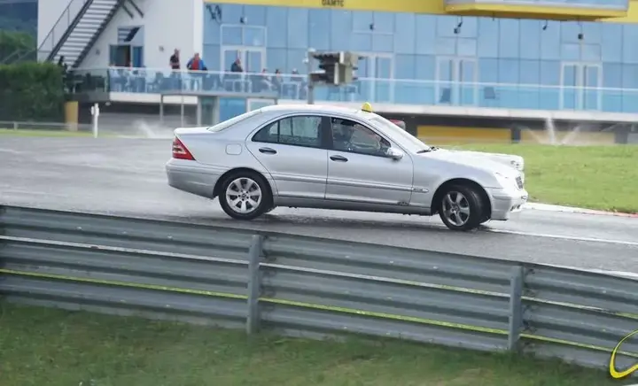 Mercedes-Benz C-Class 2000 photo 2