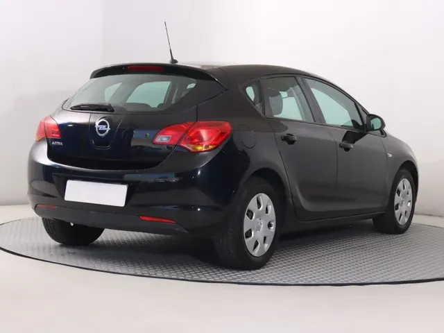 Opel Astra 2010 photo 4