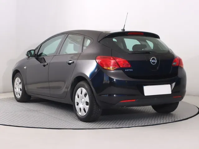 Opel Astra 2010 photo 3