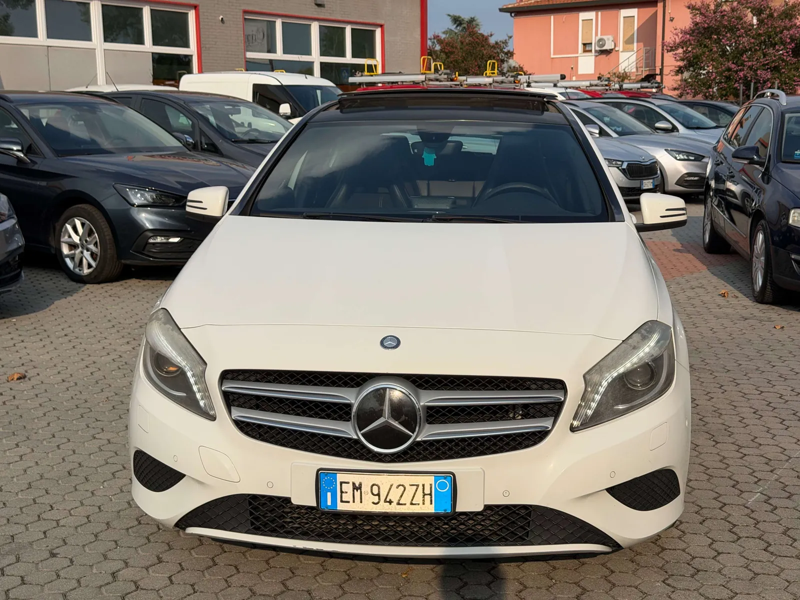 Mercedes-Benz A 180 2012 photo 2