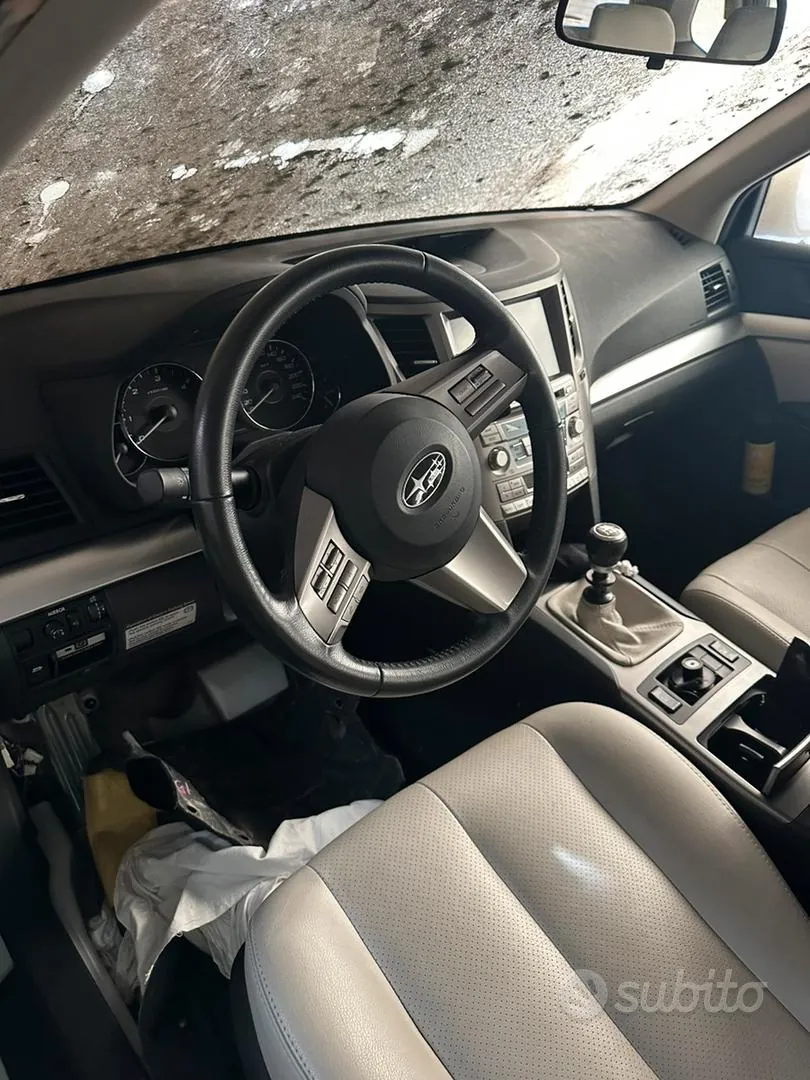 Subaru Outback 2011 photo 4