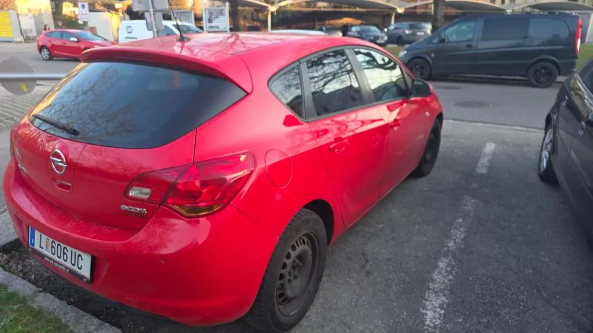 Opel Astra 2012 photo 3