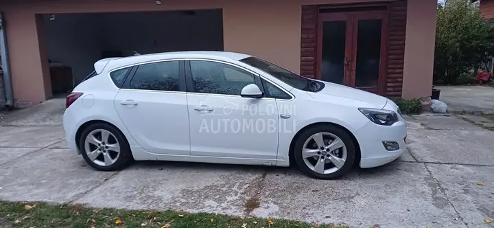 Opel Astra J 2011 photo 5