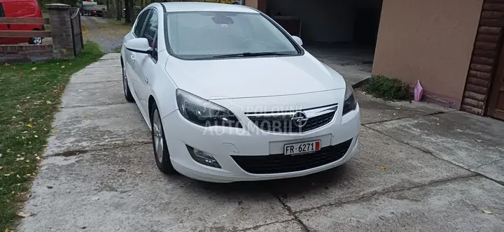 Opel Astra J 2011 photo 3