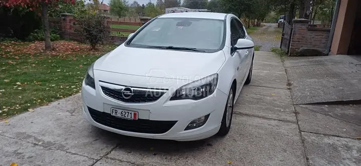 Opel Astra J 2011 photo 2