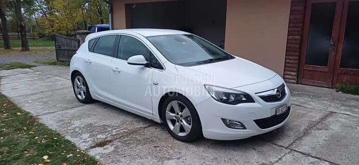 Opel Astra J 2011 photo 4