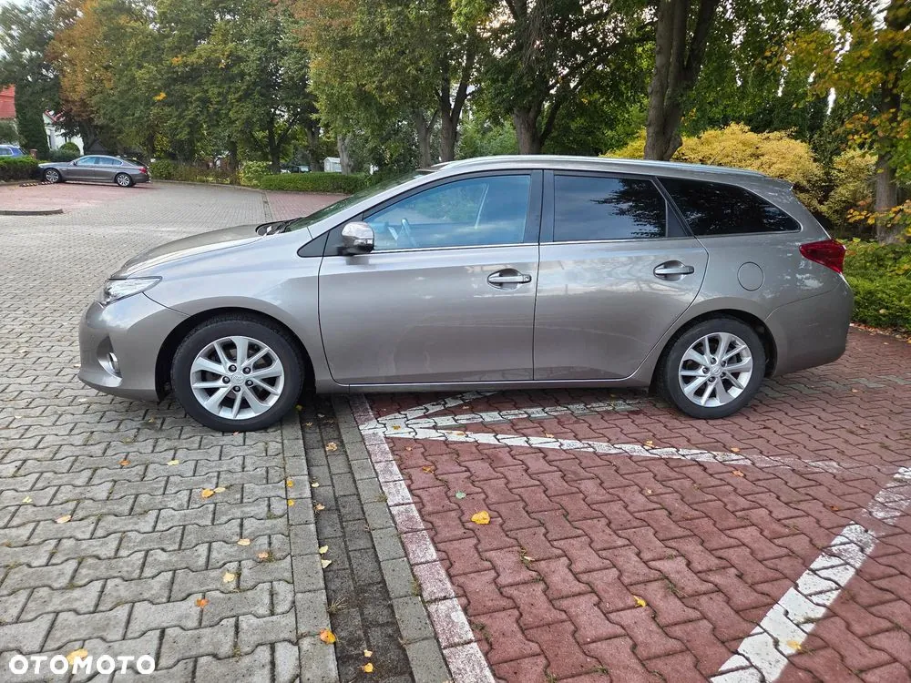 Toyota Auris 2013 photo 2
