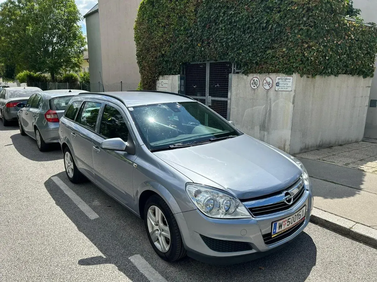 Opel Astra 2009 photo 2