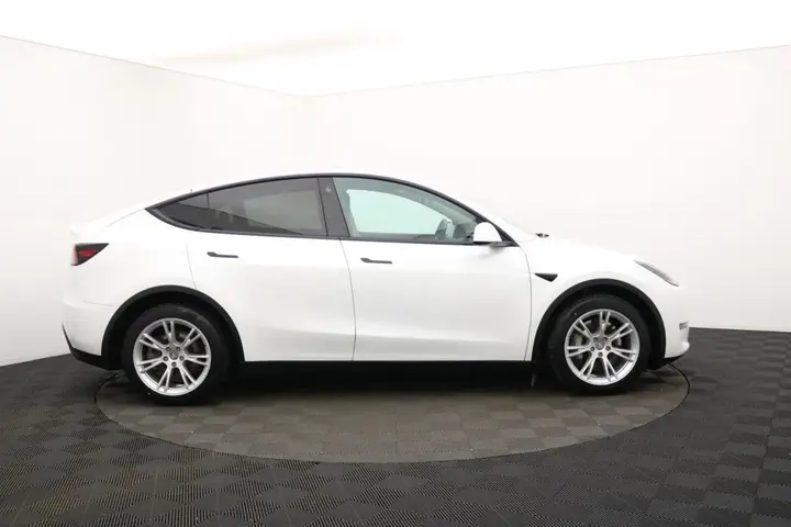 Tesla Model Y 2022 photo 2