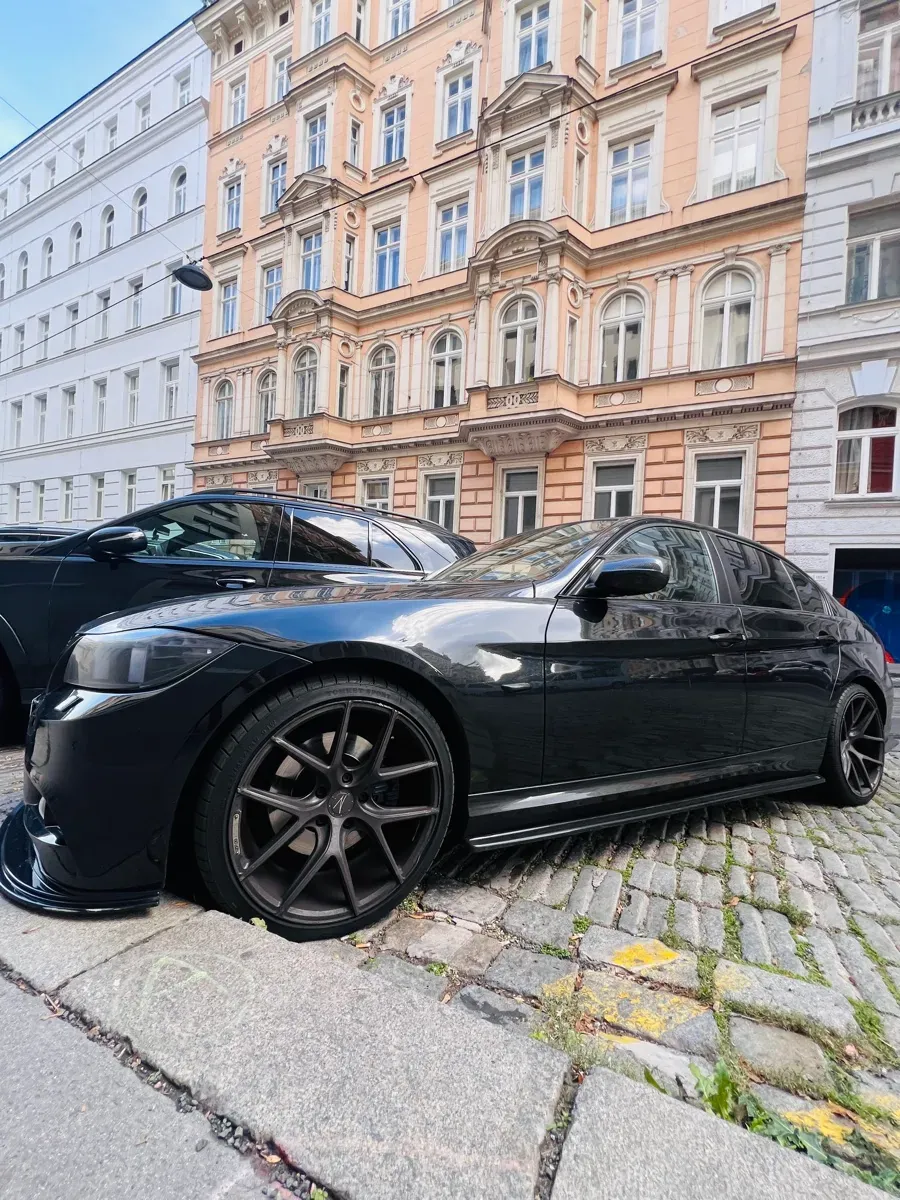 BMW 3 Series 2010 photo 3