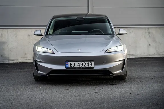 Tesla Model 3 2024 photo 2