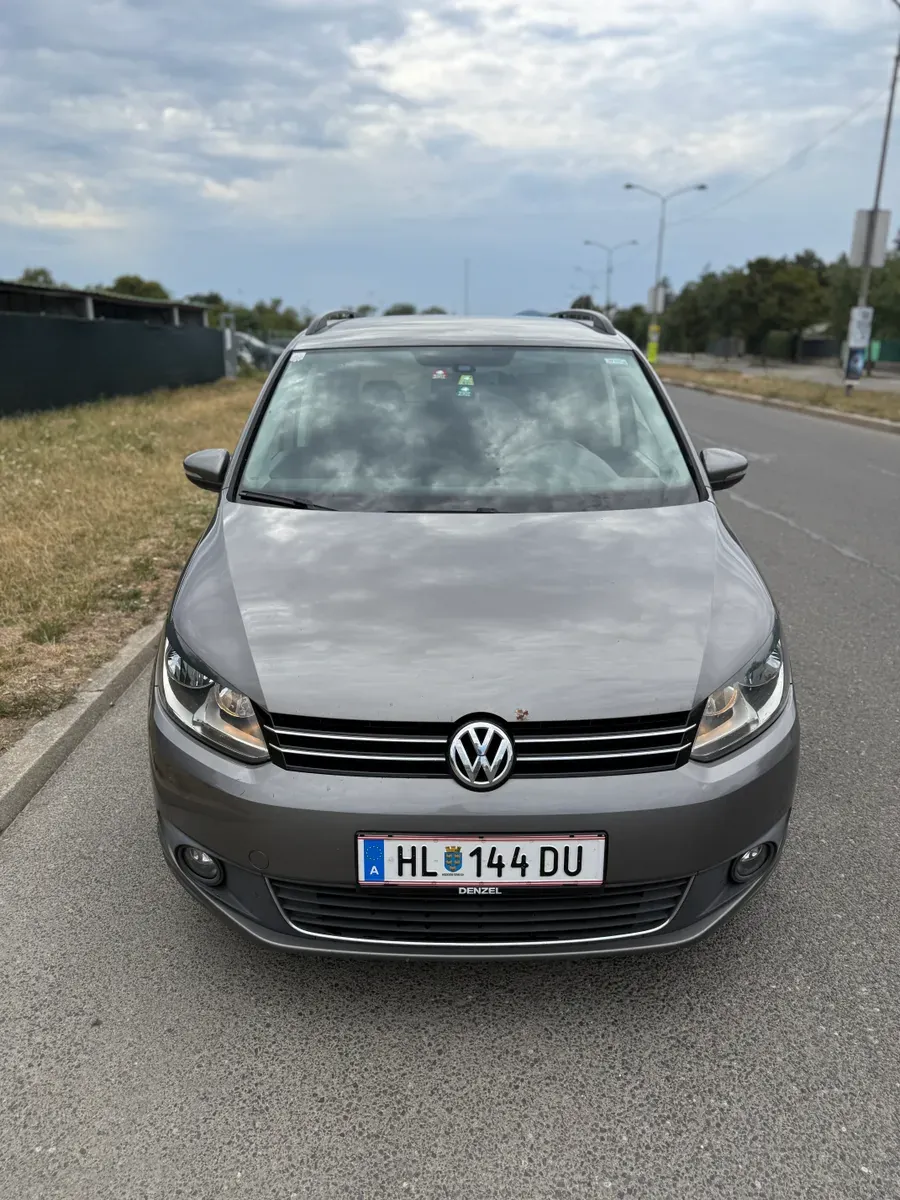 Volkswagen Touran 2011 photo 2