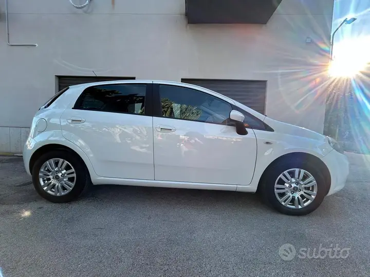 Fiat Grande Punto 2012 photo 3