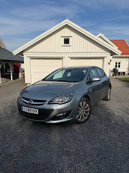 Opel Astra 2013 photo 2